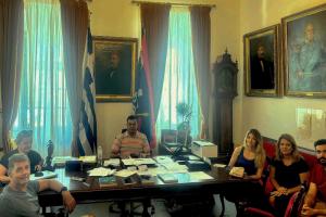 Σύσκεψη στο Δημαρχείο με τον Πρόεδρο του Υδραϊκού Ναυτικού Ομίλου, Θεόδωρο Μουστακαρία