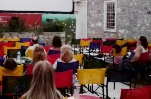 Νεαρή κοπέλα στην Ύδρα βρήκε πορτοφόλι και το παρέδωσε στον ιδιοκτήτη