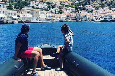 Στην Ύδρα  με τους γιους του Γιάννη και Δημήτρη, o Γιώργος Λιάγκας