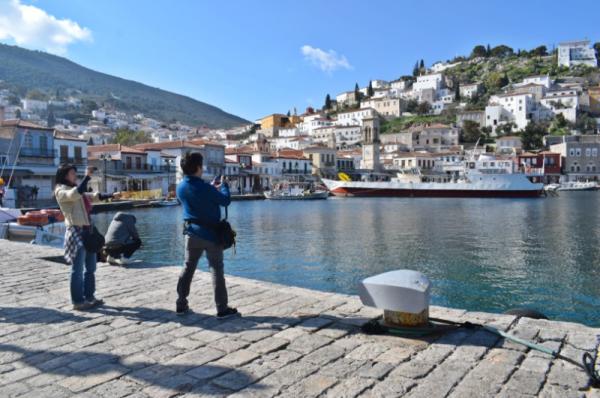 Ηλιόλουστη ανάπαυλα του καιρού δίνει στους τουρίστες στιγμές χαράς