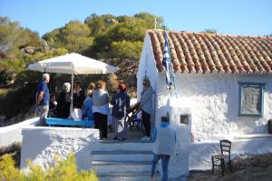 Από τη λειτουργία στο γραφικό εκκλησάκι του Αγ. Γεωργίου στο Μπίστι της Ύδρας