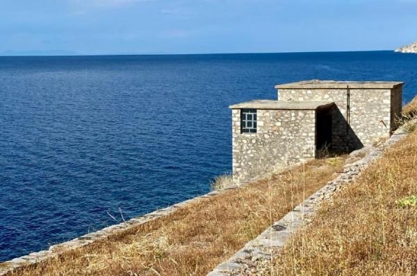 Αναβάλλεται η έκθεση του Jeff Koons στα Σφαγεία της Ύδρας