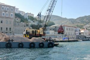 Ξεκίνησαν οι εργασίες της μπίγας (φορτωτήρα) στο λιμάνι