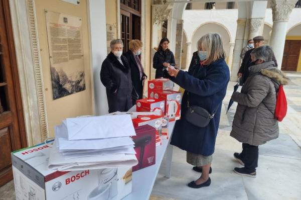 Πραγματοποιήθηκε η κλήρωση των δώρων της Λαχειοφόρου του Ε.Φ.Τ. του Καθεδρικού Ναού Ύδρας