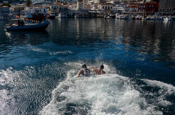 Με λαμπρότητα γιορτάστηκαν τα Θεοφάνια στην Ύδρα. Ρίψη του τιμίου σταυρού στο λιμάνι