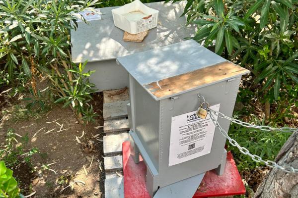 Βανδαλισμός ταΐστρας  για τις αδέσποτες γατούλες της Ύδρας