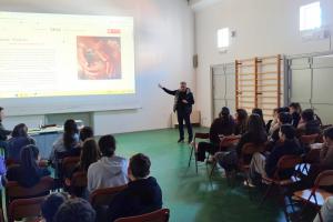 Το Γυμνάσιο  της Ύδρας καλλιεργεί τη φιλοζωία  με υπευθυνότητα και σεβασμό στην ασφάλεια των παιδιών