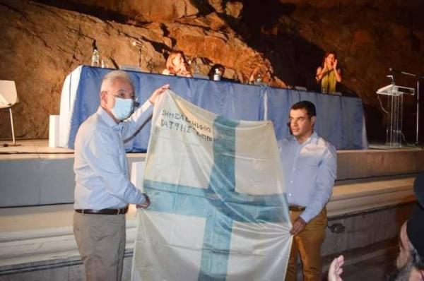 Γ. Κουκουδάκης:   Με πολλή συγκίνηση παρέλαβα από τον Υπουργό Παιδείας της Κυπριακής Δημοκρατίας την Επαναστατική Σημαία της Κύπρου