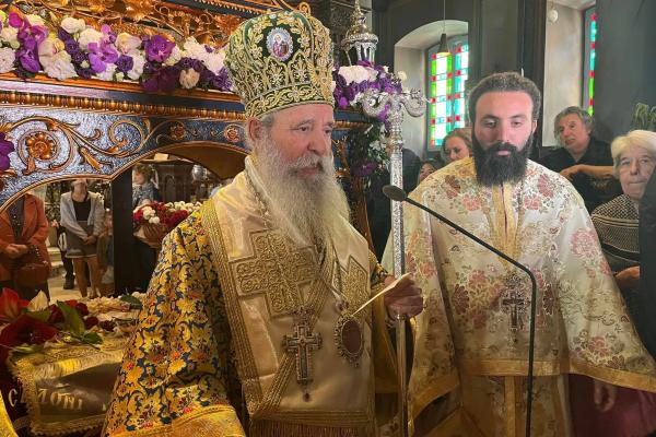 Χοροστατούντος του Μητροπολίτη Ύδρας κ. ΕΦΡΑΙΜ τελέστηκε στον Ιερό Καθεδρικό Ναό η Ακολουθία των Μ. Ωρών και ο Εσπερινός της Αποκαθηλώσεως