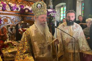 Χοροστατούντος του Μητροπολίτη Ύδρας κ. ΕΦΡΑΙΜ τελέστηκε στον Ιερό Καθεδρικό Ναό η Ακολουθία των Μ. Ωρών και ο Εσπερινός της Αποκαθηλώσεως