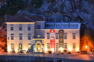 Γιορτινές Ευχές  από το Ιστορικό Αρχείο Μουσείο Ύδρας, την Διευθύντριά του Ντίνα Αδαμοπούλου και το προσωπικό