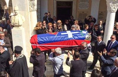 Η Ύδρα σύσσωμη αποχαιρέτησε τον Άγγελο Κοτρώνη