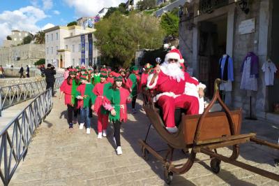 Ο Άγιος Βασίλης γέμισε με δώρα και χαμόγελα τα παιδιά της Ύδρας