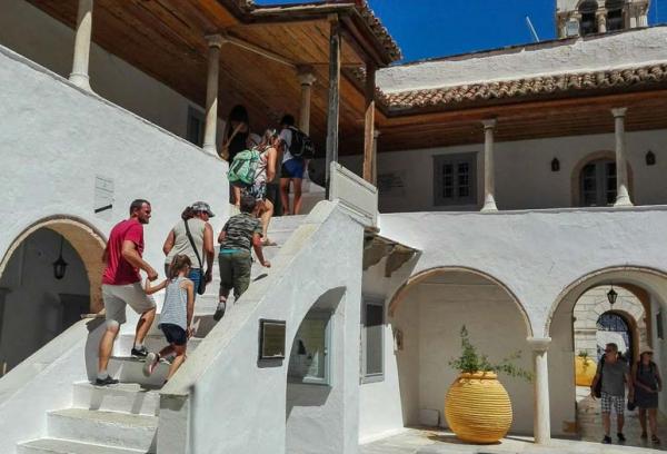 Πόλος έλξης για εκατοντάδες επισκέπτες καθημερινά ο Καθεδρικός Ναός της Ύδρας