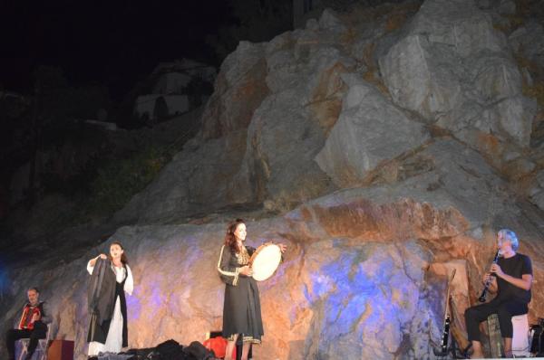 Με εξαιρετική επιτυχία η θεατρική παράσταση «Ελεύθεροι Πολιορκημένοι» στην ταράτσα του ΙΑΜΥ