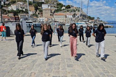 Μαθήτριες   από το Γυμνάσιο Αναβύσσου χόρεψαν Ικαριώτικο, Πεντοζάλη και Χασάπικο στο λιμάνι της Ύδρας