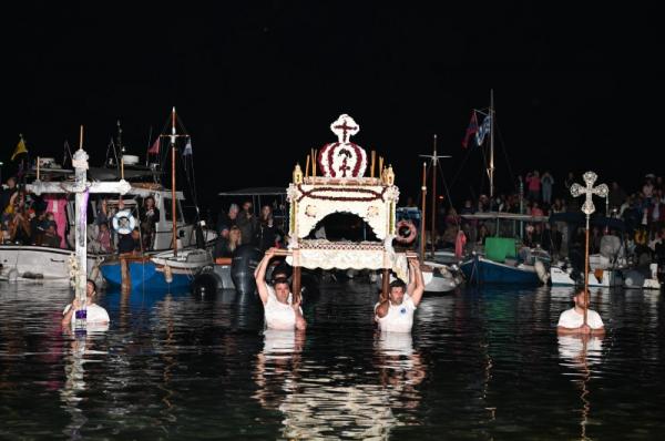 Σε κλίμα κατάνυξης η κορύφωση του θείου δράματος στην Ύδρα