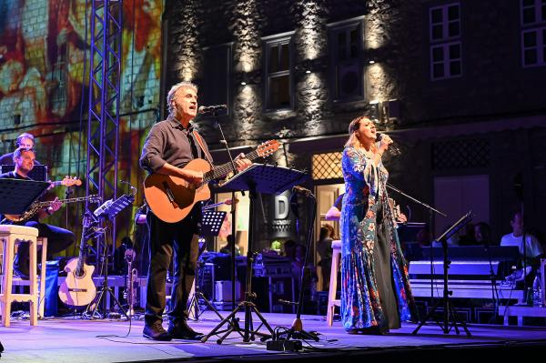 Με μεγάλη επιτυχία έγινε η συναυλία του Γιώργου Νταλάρα στο λιμάνι της Ύδρας