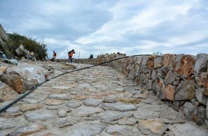 Σε εξέλιξη το έργο λιθόστρωσης του δρόμου Καμίνι-Βλυχός