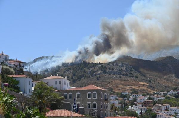 Φωτιά ξέσπασε  στην Ύδρα στην περιοχή Πεύγες - Επιχειρούν στο σημείο επίγειες και εναέριες δυνάμεις