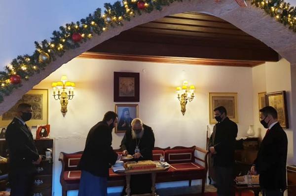 Ιερούργησε στον Ιερό Καθεδρικό Ναό Ύδρας ο Σεβασμιότατος κ. ΕΦΡΑΙΜ και ευλόγησε την Βασιλόπιτα