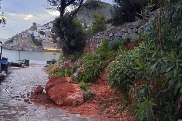 Η Ύδρα  αντιμετώπισε σφοδρή κακοκαιρία με εκτεταμένες ζημιές σε δρόμους, υποδομές και επιχειρήσεις