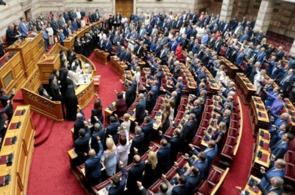 Ορκίστηκε η νέα Βουλή - Αύριο η εκλογή του νέου προέδρου του Κοινοβουλίου
