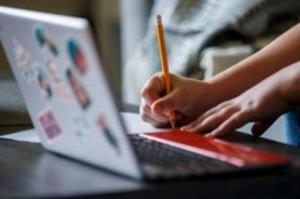 Τα παιδιά  και οι έφηβοι που χρησιμοποιούν κινητά τηλέφωνα, τάμπλετ και άλλες συσκευές, κοιμούνται λιγότερο