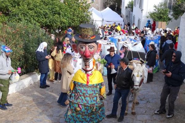 Το Καρναβάλι  της Ύδρας ένωσε κατοίκους και επισκέπτες σε μια γιορτή χαράς και κεφιού