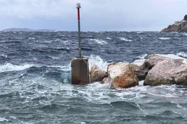 Ζημιές προκάλεσε  η "Μήδεια" στον εξωτερικό βραχίονα στο λιμάνι του Καμινιού λόγω των ισχυρών ανέμων