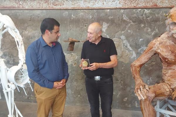 Ευχαριστίες Δημάρχου Ύδρας Γ. Κουκουδάκη στον Πρόεδρο του Ιδρύματος ΔΕΣΤΕ Δάκη Ιωάννου για την πανέμορφη έκθεση "The Greek Gift"