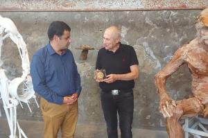 Ευχαριστίες Δημάρχου Ύδρας Γ. Κουκουδάκη στον Πρόεδρο του Ιδρύματος ΔΕΣΤΕ Δάκη Ιωάννου για την πανέμορφη έκθεση "The Greek Gift"