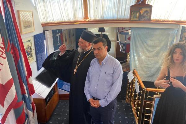 Ο Δήμαρχος Ύδρας Γ. Κουκουδάκης στην πλωτή έκθεση κειμηλίων του '21