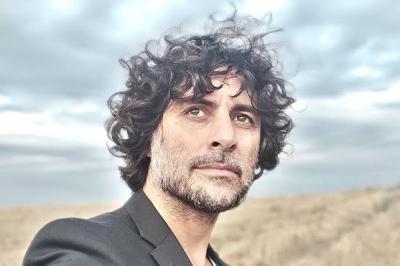 Ο Κώστας Γάκης  ζωντανεύει το “Λι” του Καββαδία στη σκηνή του Hydrama Theatre