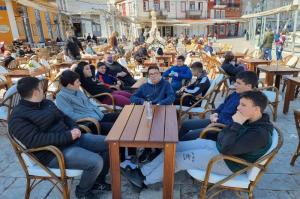 Kέρασμα και φιλική συζήτηση για την συντροφιά των νέων Γυμνασίου και Λυκείου της Ύδρας