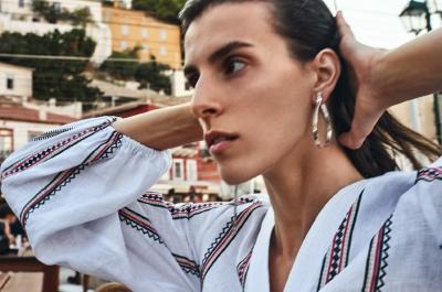 Ήρθε στην Ύδρα η μοναδική συλλογή του Yannis Sergakis και "προσγειώθηκε" στο Speak Out