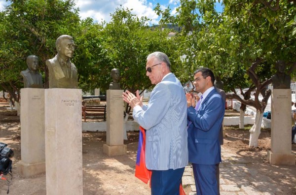 Σε κλίμα συγκίνησης τα αποκαλυπτήρια της προτομής του Παναγιώτη Τέτση