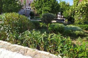 Καλλωπισμός του δημοτικού κήπου των Υδραίων Ζωγράφων στην Πλατεία Ν. Βότση