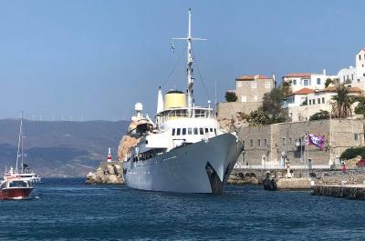 Η θρυλική θαλαμηγός «Christina O» στο λιμάνι της Ύδρας