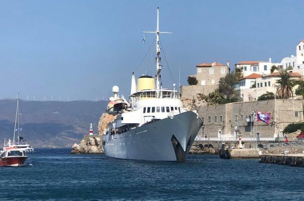Η θρυλική θαλαμηγός «Christina O» στο λιμάνι της Ύδρας
