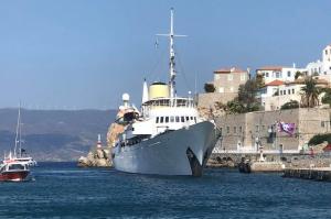 Η θρυλική θαλαμηγός «Christina O» στο λιμάνι της Ύδρας