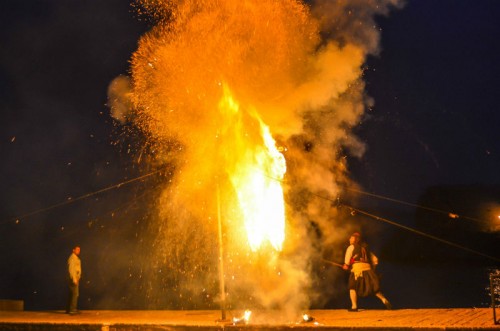Πλήθος κόσμου στο πατροπαράδοτο έθιμο της καύσης του Ιούδα