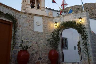 Το τριήμερο  3 έως 6 Δεκεμβρίου εορτάζει η Ενορία της Αγίας Βαρβάρας - Τον Μητροπολίτη Ύδρας κ. ΕΦΡΑΙΜ θα εκπροσωπήσει ο Γεν. Αρχ. Επίτροπος π. Ακίνδυνος Δαρδανός