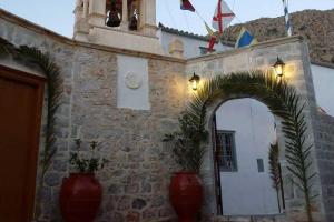 Το τριήμερο  3 έως 6 Δεκεμβρίου εορτάζει η Ενορία της Αγίας Βαρβάρας - Τον Μητροπολίτη Ύδρας κ. ΕΦΡΑΙΜ θα εκπροσωπήσει ο Γεν. Αρχ. Επίτροπος π. Ακίνδυνος Δαρδανός