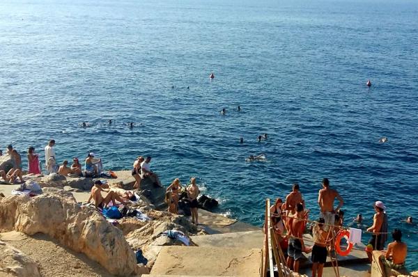 Πλαζ στη Σπηλιά. Πρόβλημα και ταλαιπωρία με τη χαλασμένη σκάλα