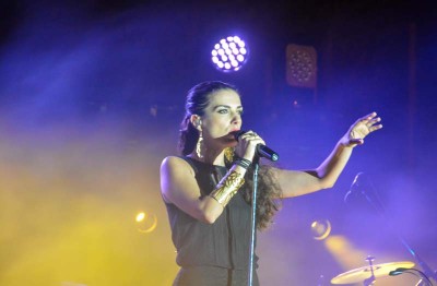 Σαγήνευσε και ενθουσίασε η Φωτεινή Δάρρα στη συναυλία στο λιμάνι