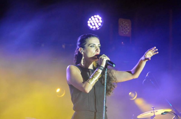 Σαγήνευσε και ενθουσίασε η Φωτεινή Δάρρα στη συναυλία στο λιμάνι