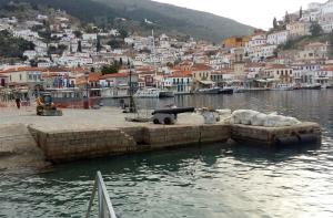 Ξεκίνησαν οι επισκευαστικές εργασίες στον κεντρικό προβλήτα του λιμανιού της Ύδρας