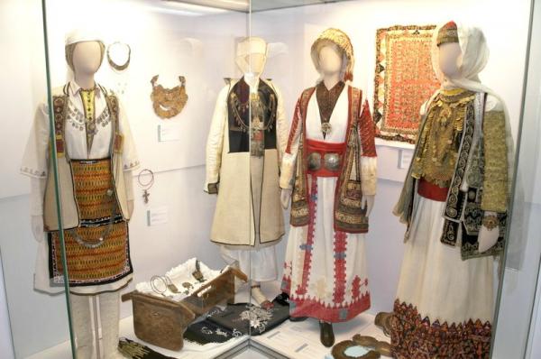 Φορεσιές του 18ου αιώνα συνομιλούν με κεντημένα ξόμπλια και στολίδια στην Οικία Λαζάρου Κουντουριώτη