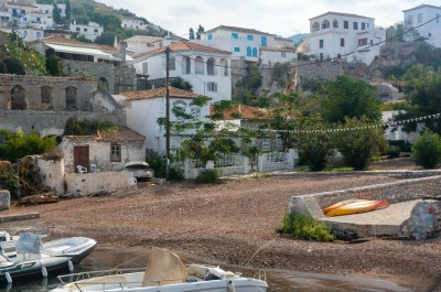 Απομακρύνθηκαν οι βάρκες από την αμμουδιά του Καμινιού